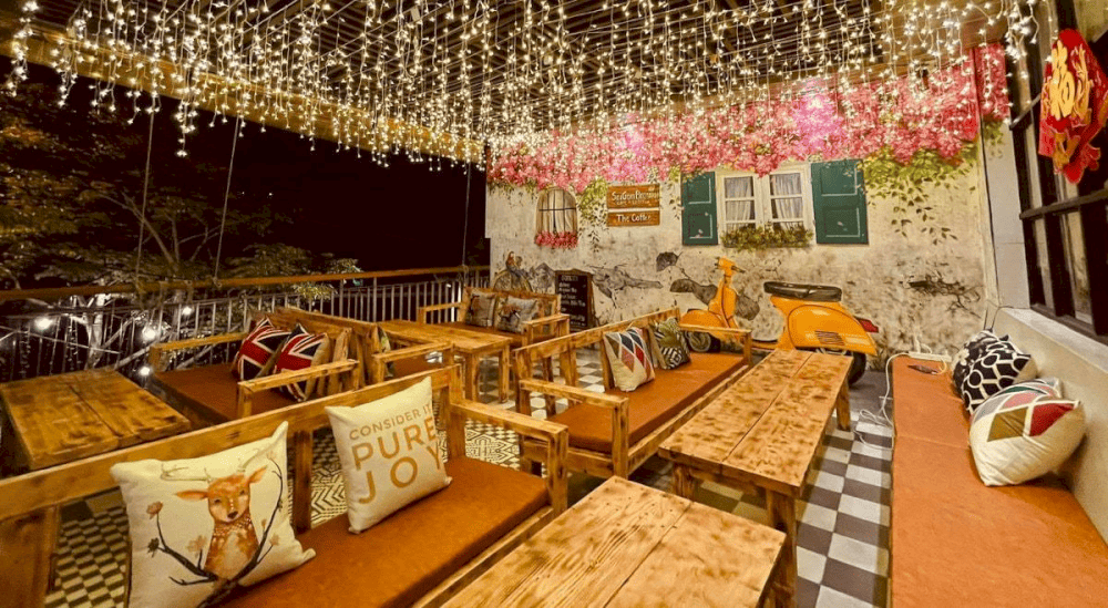 The cafe has a rooftop view to look down on the street or check-in for virtual life (Source: Saigon Brown Cafe)